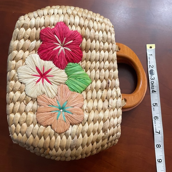 Cute straw/raffia handbag with zipper closure on top and double plastic handles. - Picture 8 of 8